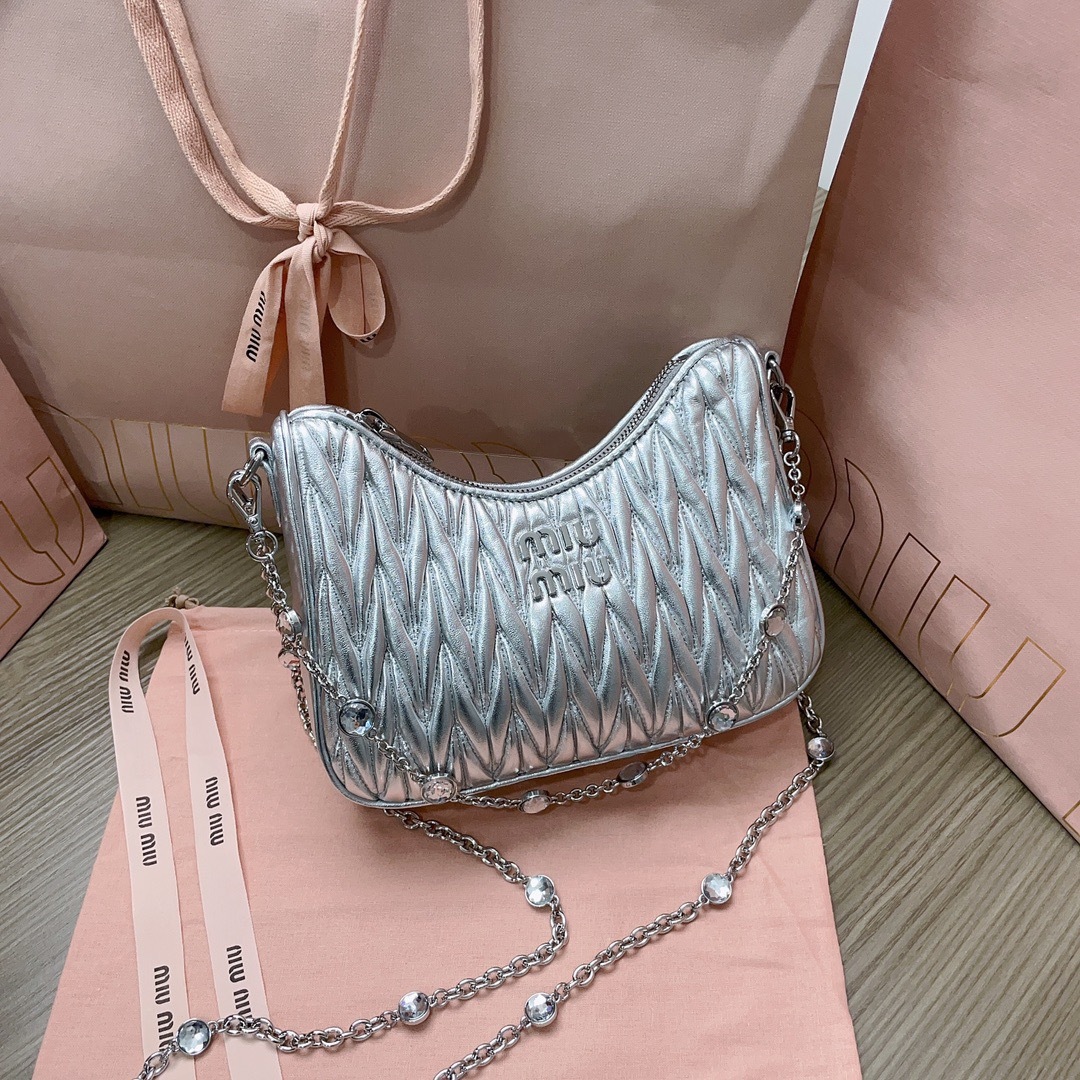 7CFF52E1-9774-4FB5-9C32-E33FC8A04F18