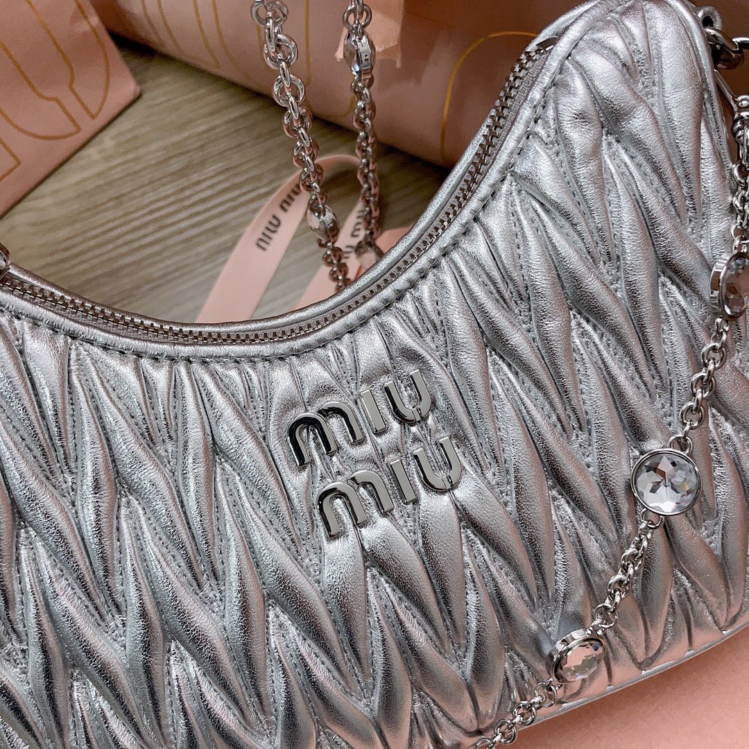 C7B9D503-E52E-49B6-9A15-7EB4501E8BA3