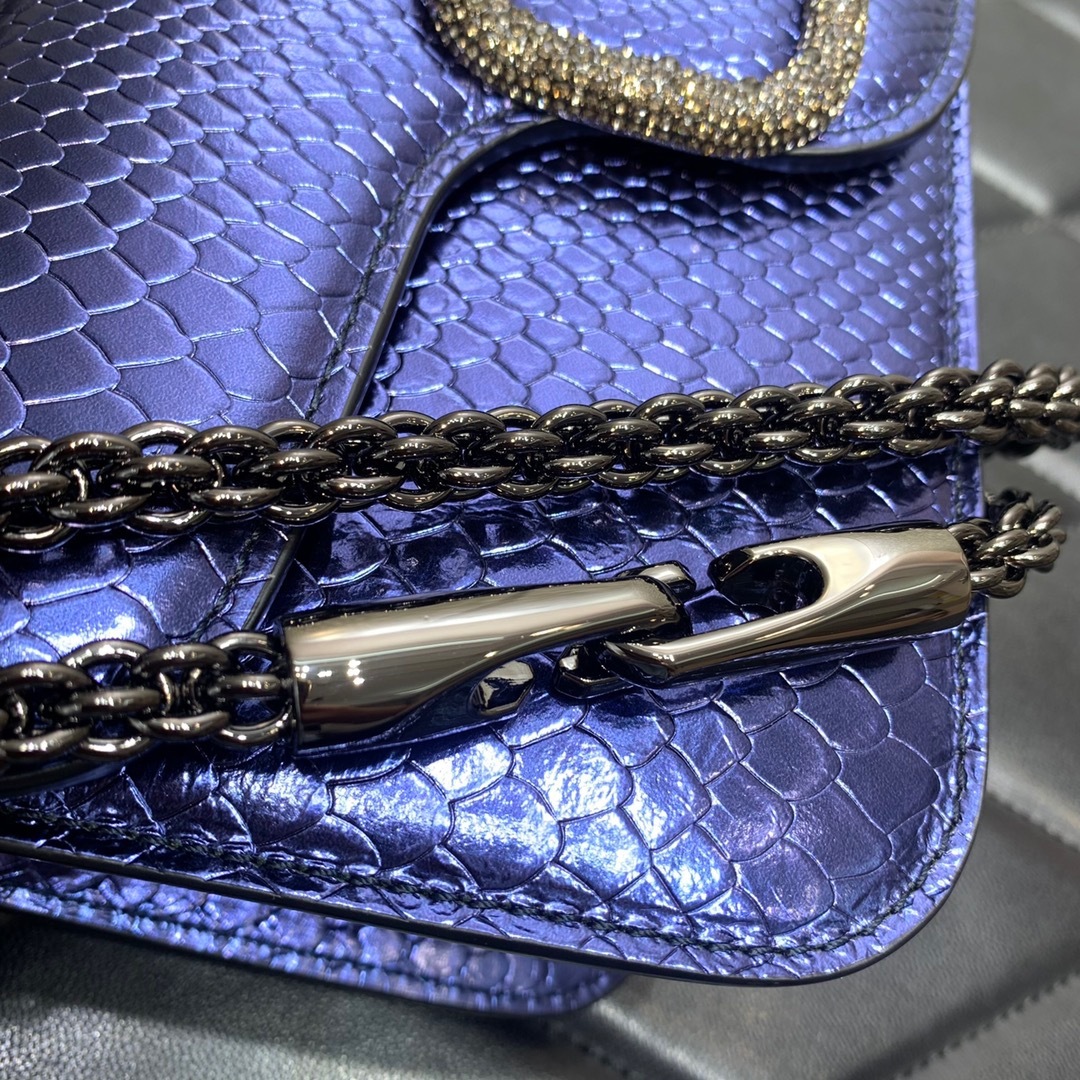 6A588404-20D7-4DA7-9AA4-579783772EFD