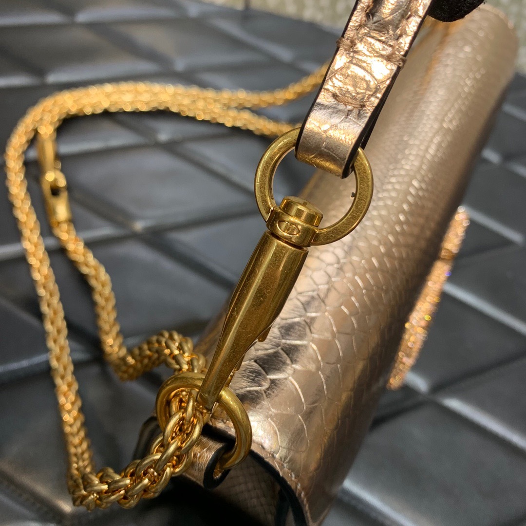 F9D3F1A6-B30D-4656-838F-41704BF0FBBD