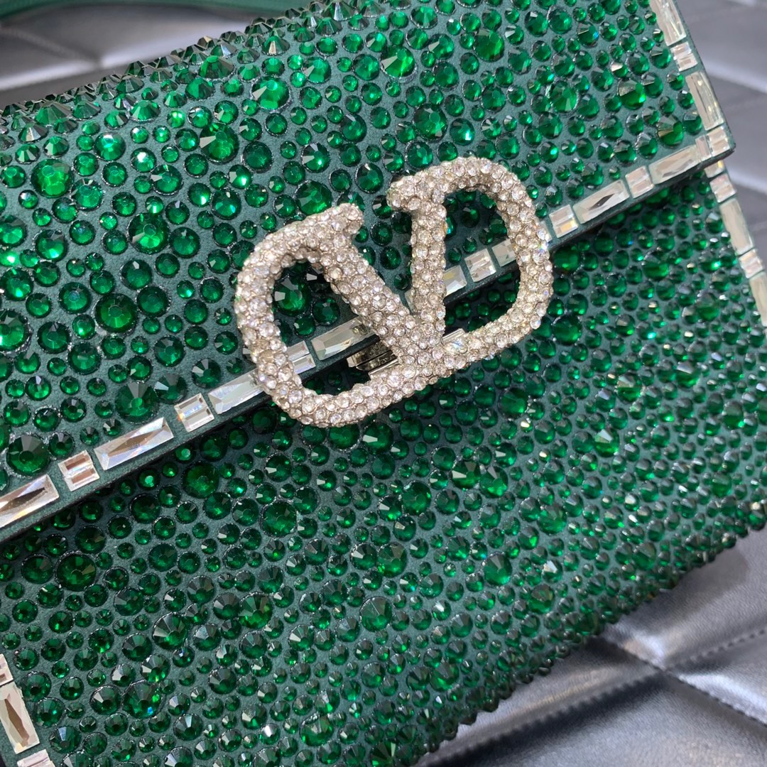 CF807FBE-0724-4E23-8872-1B93F22ACC1E