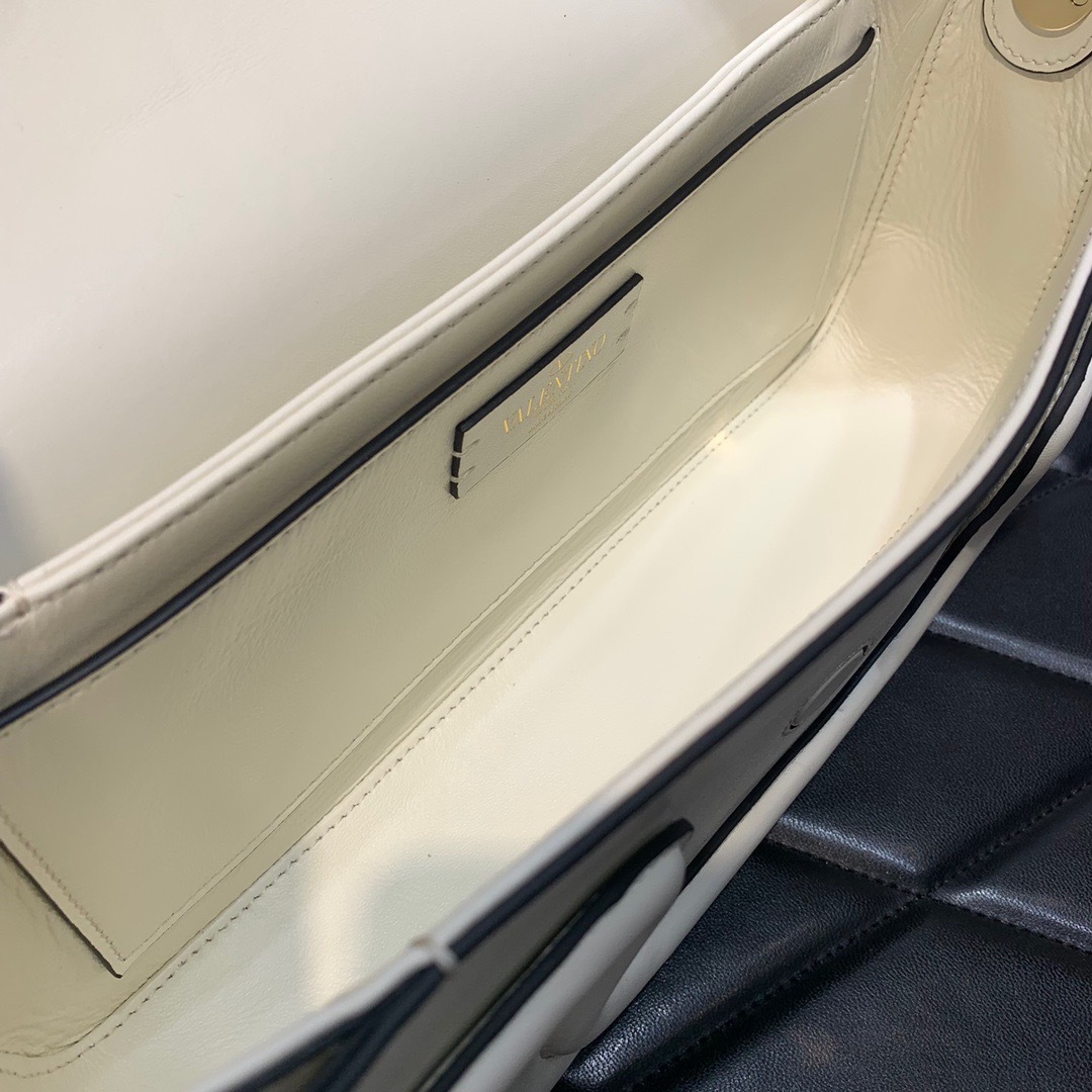 61D362F3-046F-4A4A-BEF1-ADA311DB97E4