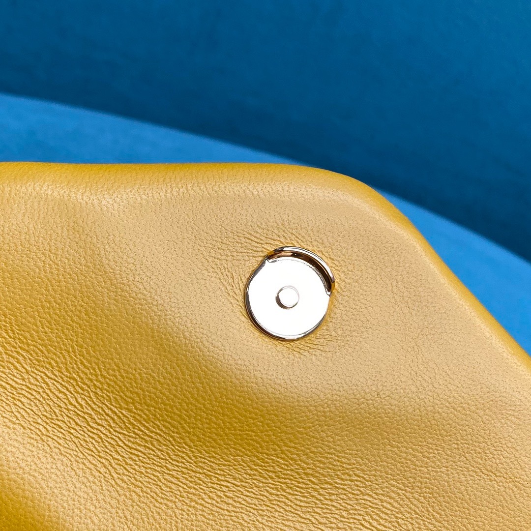 9D7DBFC4-F017-4CFF-A6D5-1F3044701F53