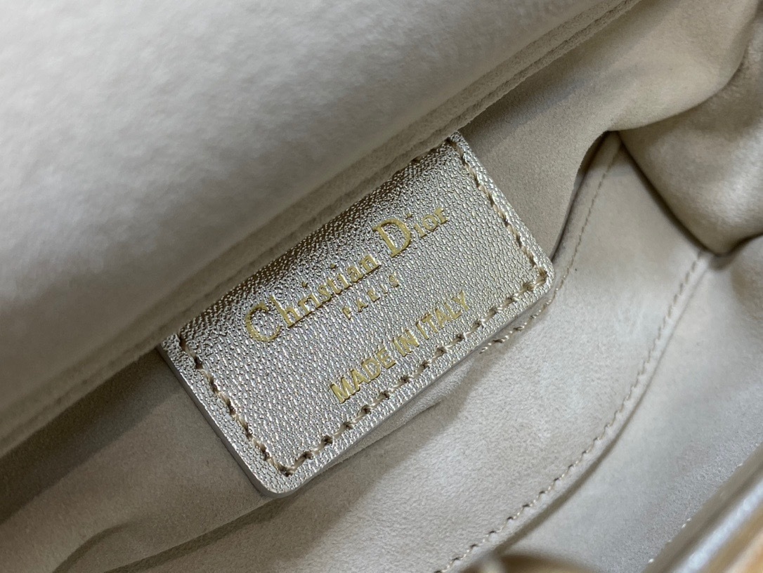 65ABBBFC-6E1F-4A07-8129-6F1DF64BAD24