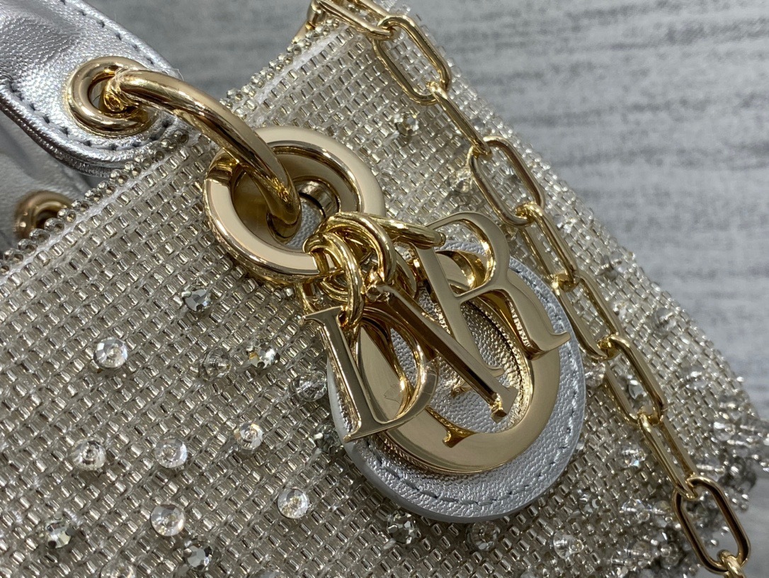 5F3E5185-89D1-4339-BBB0-B5472F000FB4