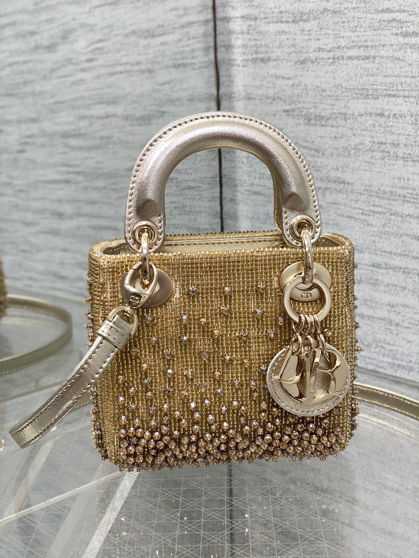 25EB0706-47D2-4C4B-A139-64570A0E65BF