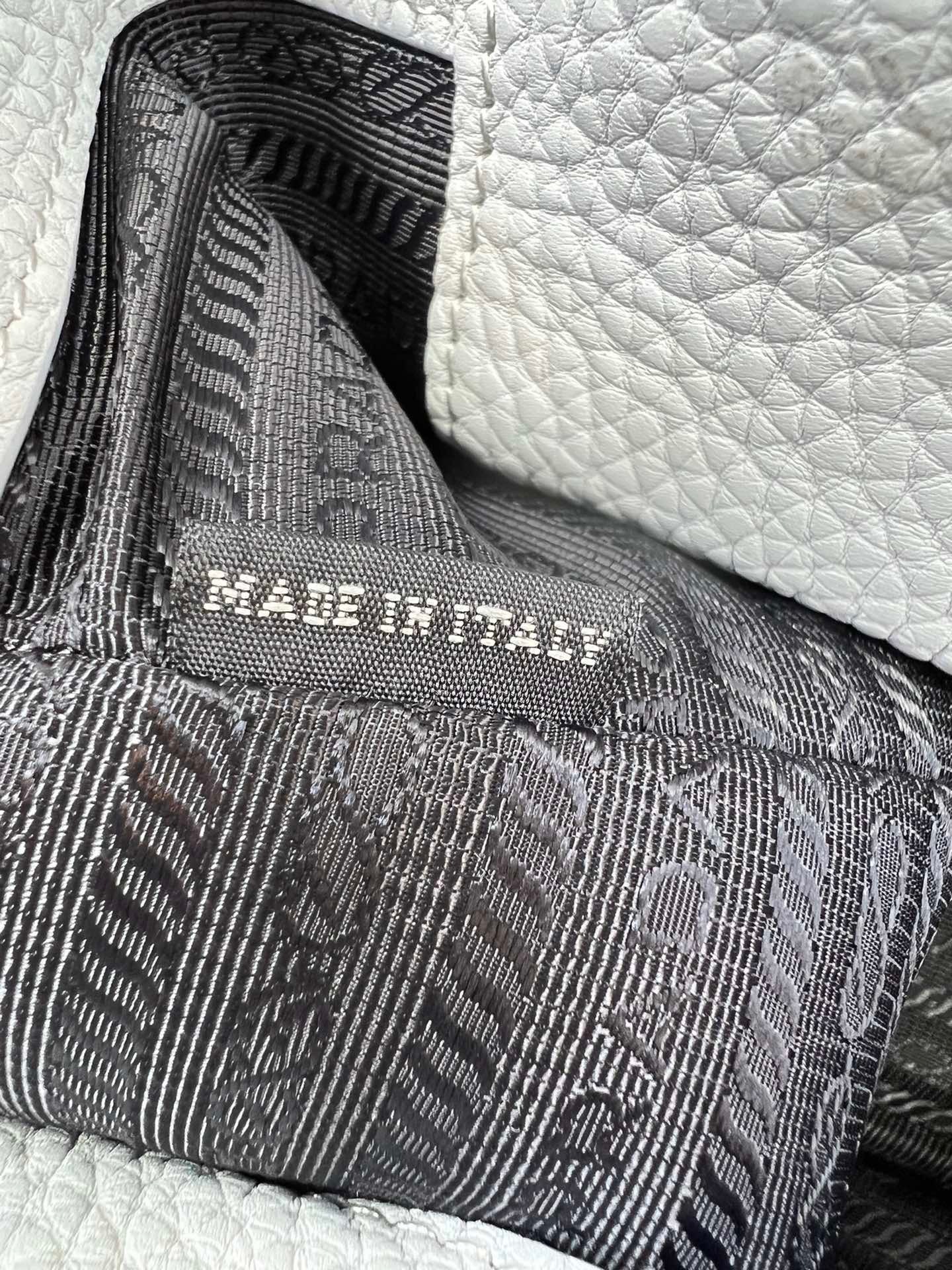 A88ED947-8C27-40D1-B594-60EAD9A42A88