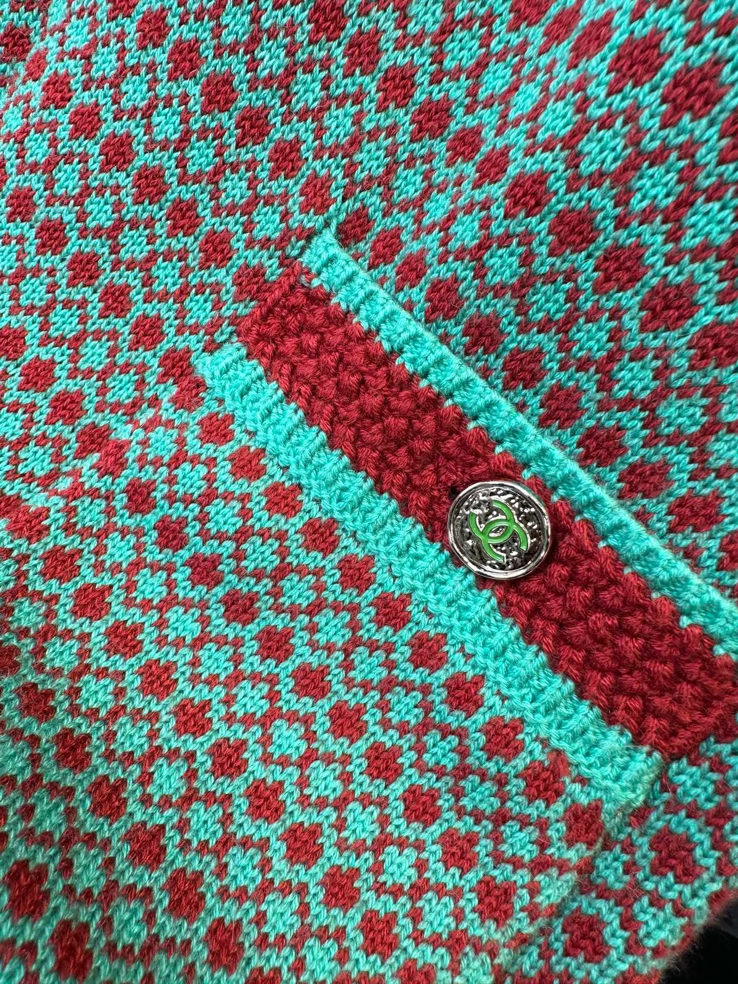 F8C40820-03FD-467E-A2F4-C5936A1689ED