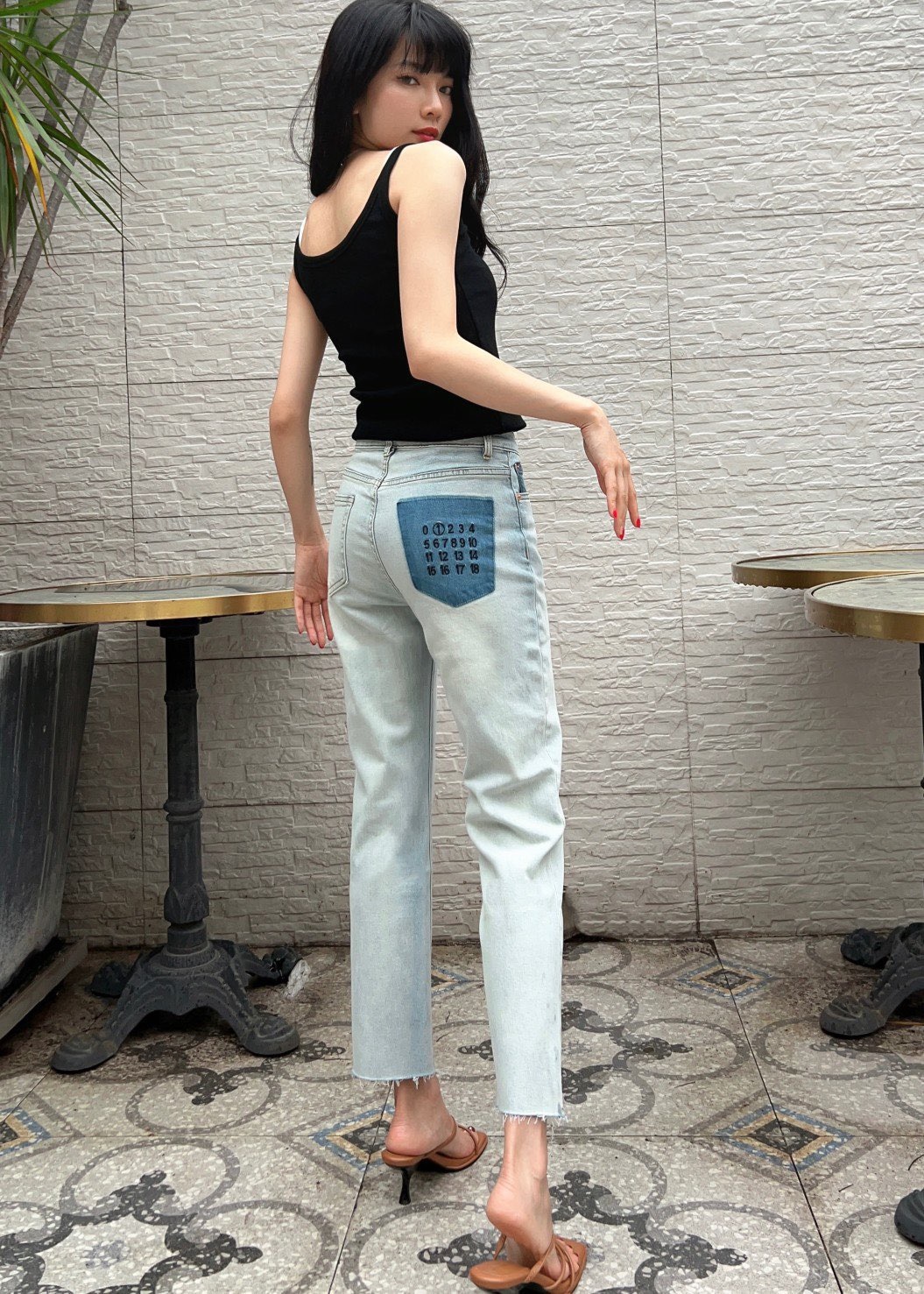 E56100AB-EF9A-421D-9751-705E0E4E869A