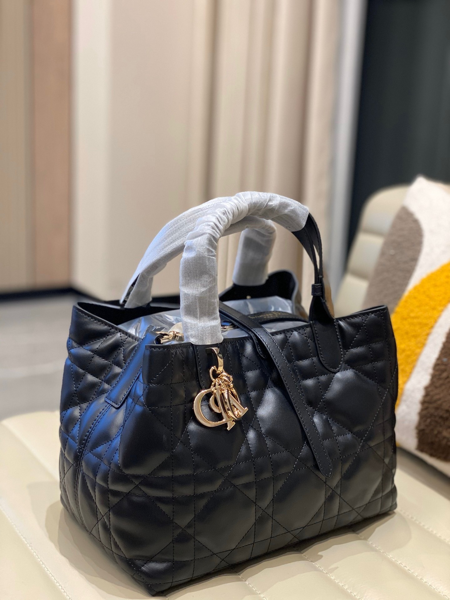 【高級感漂うレザー製♪】DIOR★DiorToujours バッグ ミディアム Dior Toujours bag (Medium) – Theluxystudio