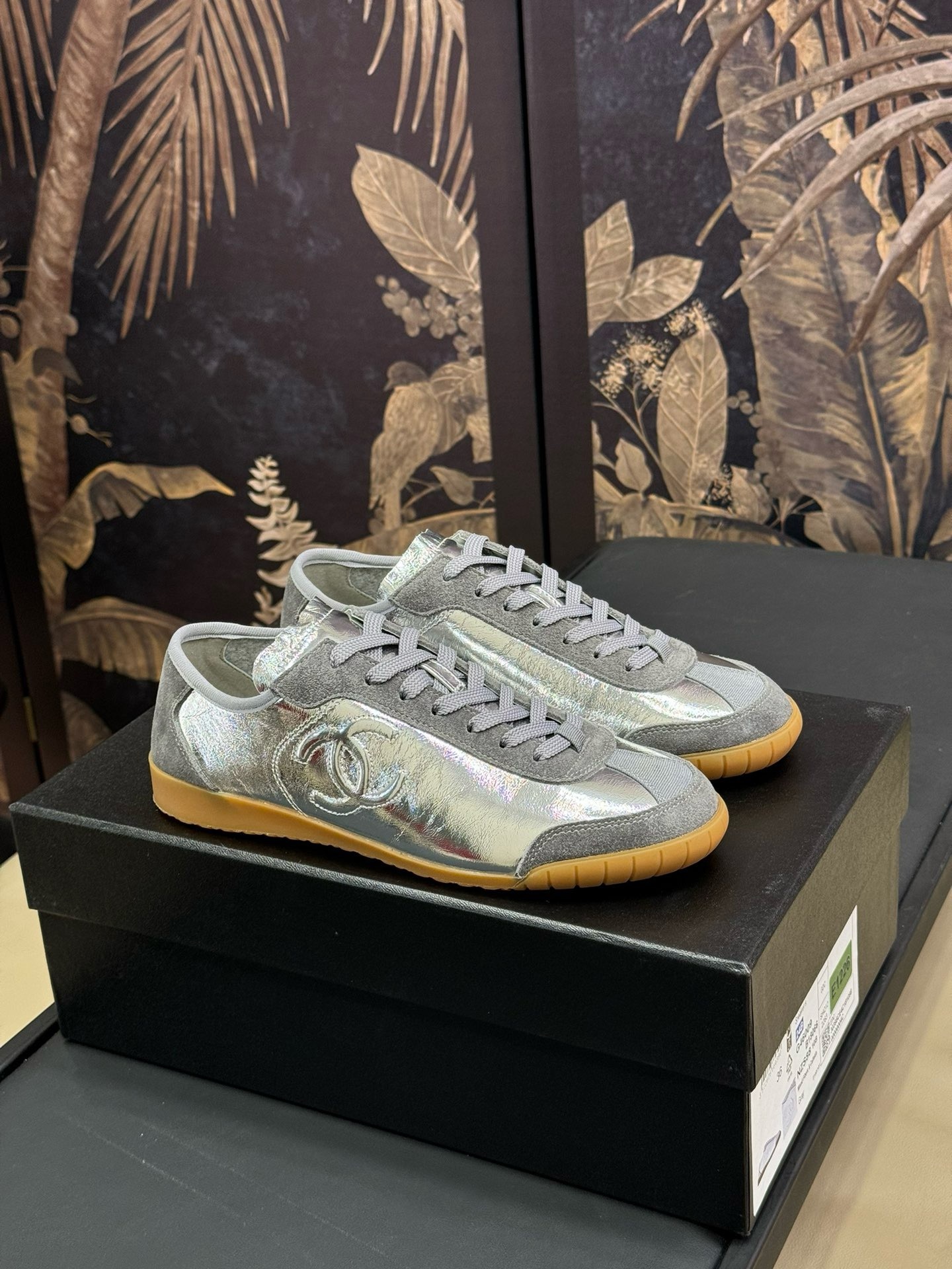24B 新作【CHANEL】さりげない金ロゴが上級者★厚底シューズ Chanel 24b sneaker – Theluxystudio