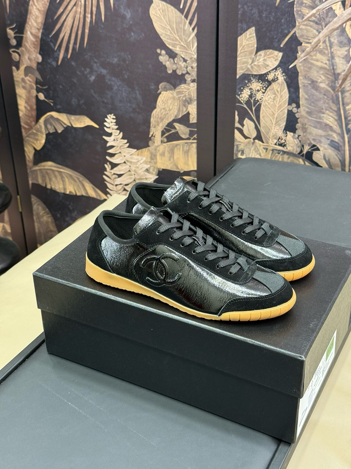 24B 新作【CHANEL】さりげない金ロゴが上級者★厚底シューズ Chanel 24b sneaker – Theluxystudio