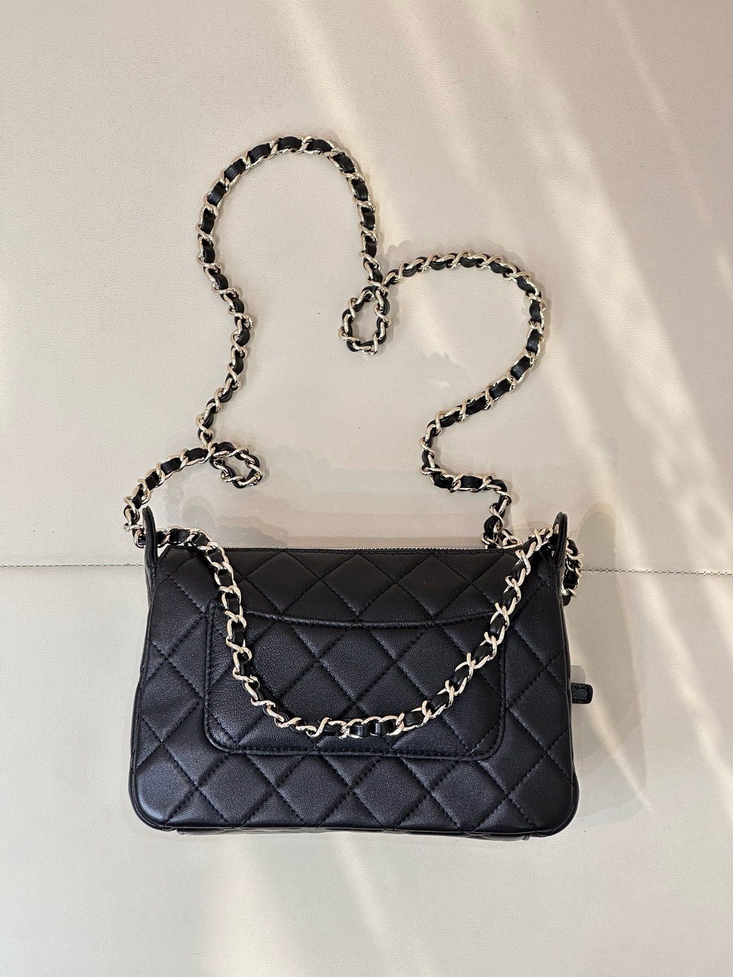 25P♡リボンXベルトが可愛い【CHANEL】Small Chain Clutch Clutch with chain - Shiny lambskin & gold-tone metal, black