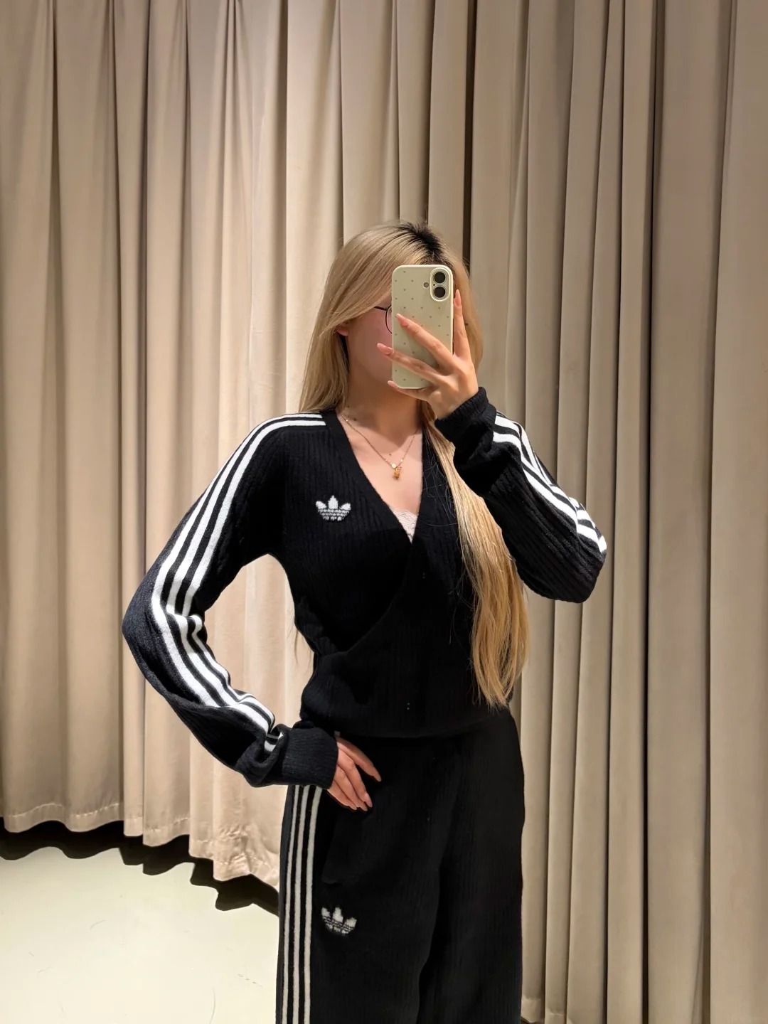 JENNIE联名合集✨你最喜欢哪套妮味穿搭🖤_7_广州太古汇adidasOriginals_from rednote web