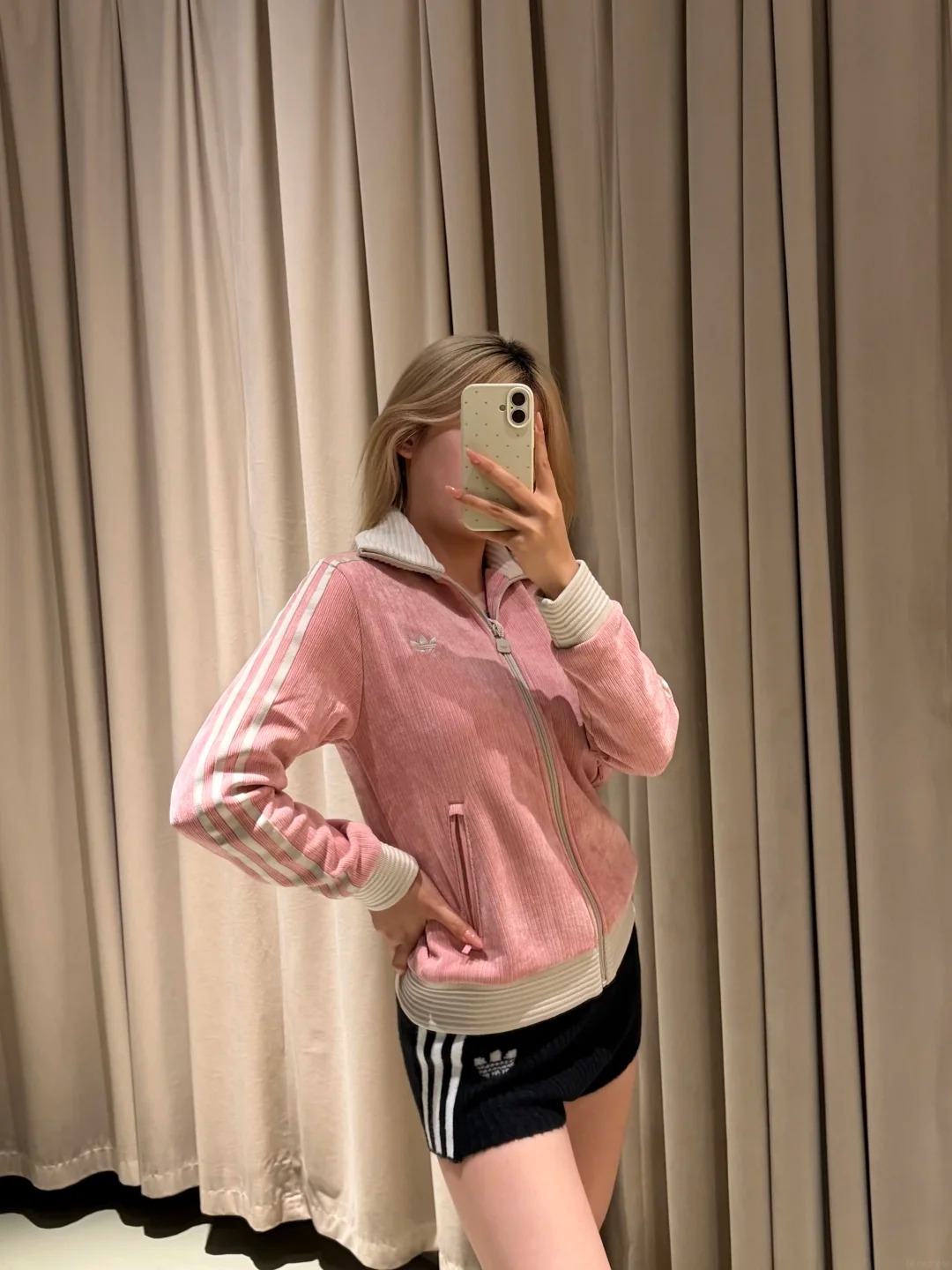 JENNIE联名合集✨你最喜欢哪套妮味穿搭🖤_4_广州太古汇adidasOriginals_from rednote web
