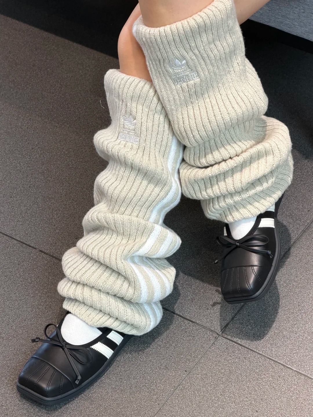 谁懂！JENNIE联名腿套太会了_5_adidas_ ChunxiFDD_from rednote web