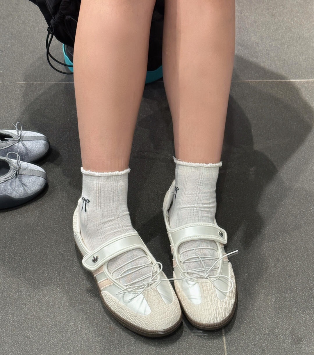 宝子们‼️这双搭配裙子不得美死🤭_3_adidas南京德基三叶草_来自小红书网页版