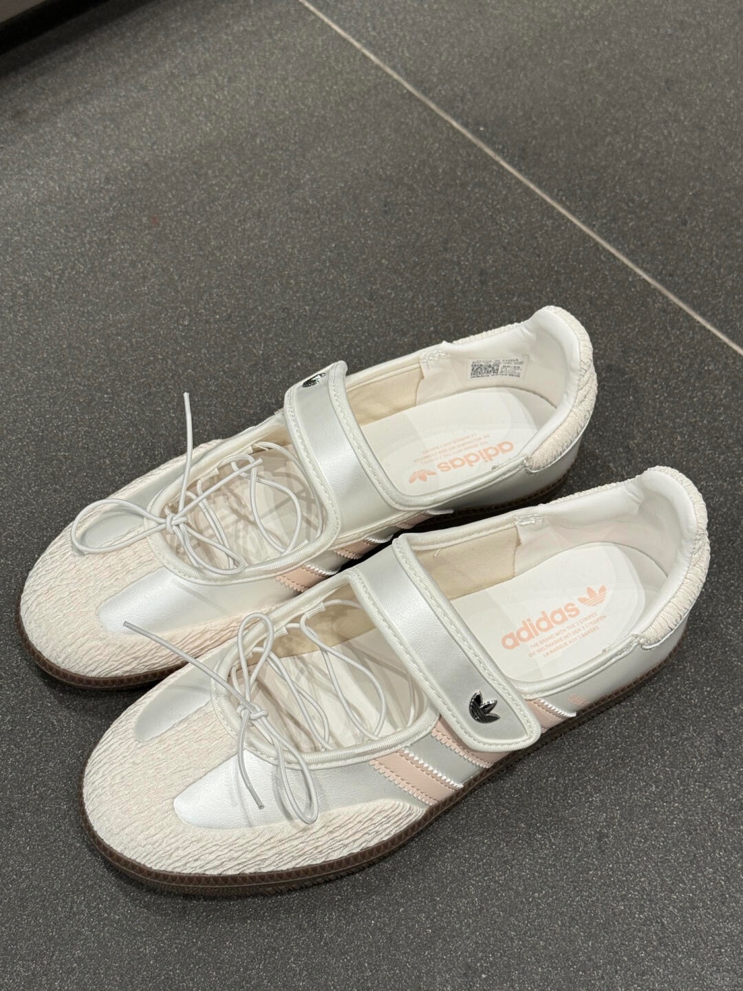 宝子们‼️这双搭配裙子不得美死🤭_2_adidas南京德基三叶草_来自小红书网页版