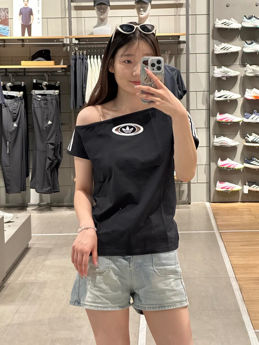 🖤斜肩设计超吸睛，短袖也能很撩人😉_1_🧢穿搭主任小卫🧣_来自小红书网页版