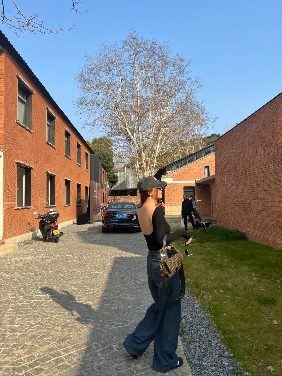 早春辣妹「暗黑腰精穿搭」露背杀+腿长2米_4_是圈圈圈呐_来自小红书网页版