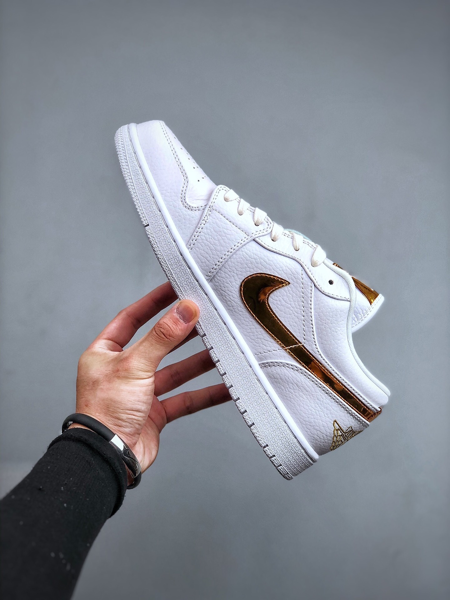 air jordan 1 metallic gold outfit