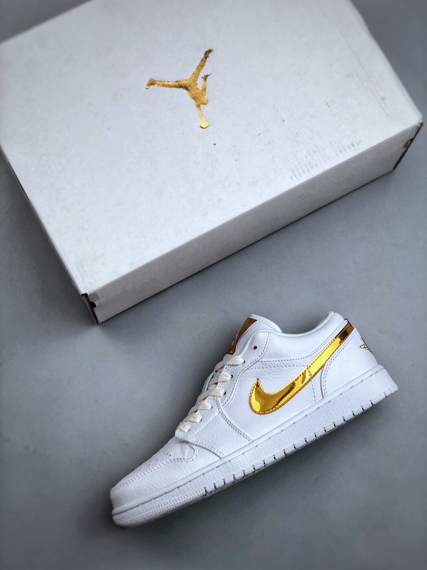 air jordan 1 low metallic gold