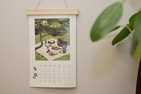 01《小島散步》2026 木框掛曆內頁_皮塔餅與起司盤