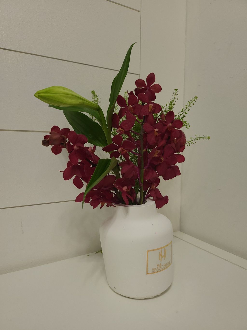 Red Mokara Bouquets With Handmate Ceramic Vase