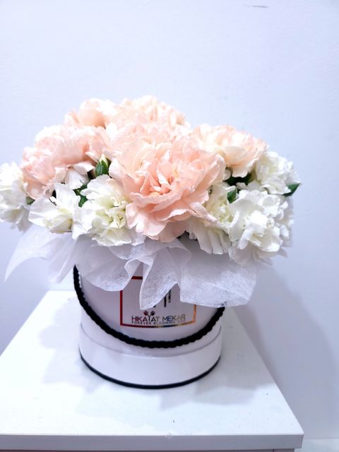 Peachy Passion With White And Pink Bouquets