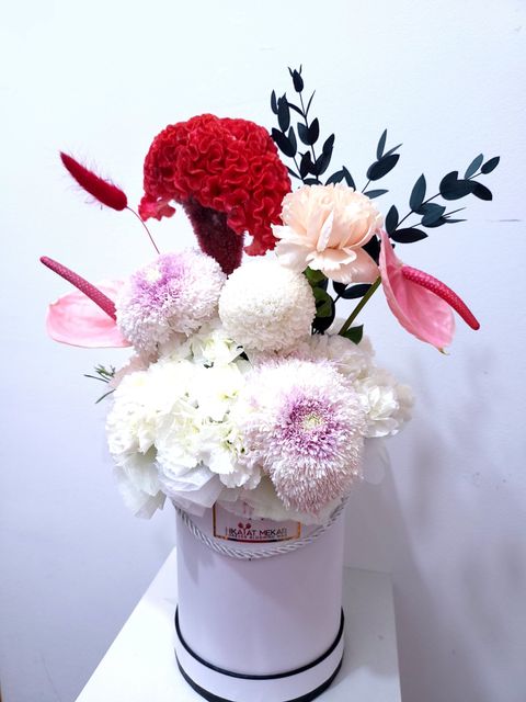 Oriental Love With Colorful Bouquets