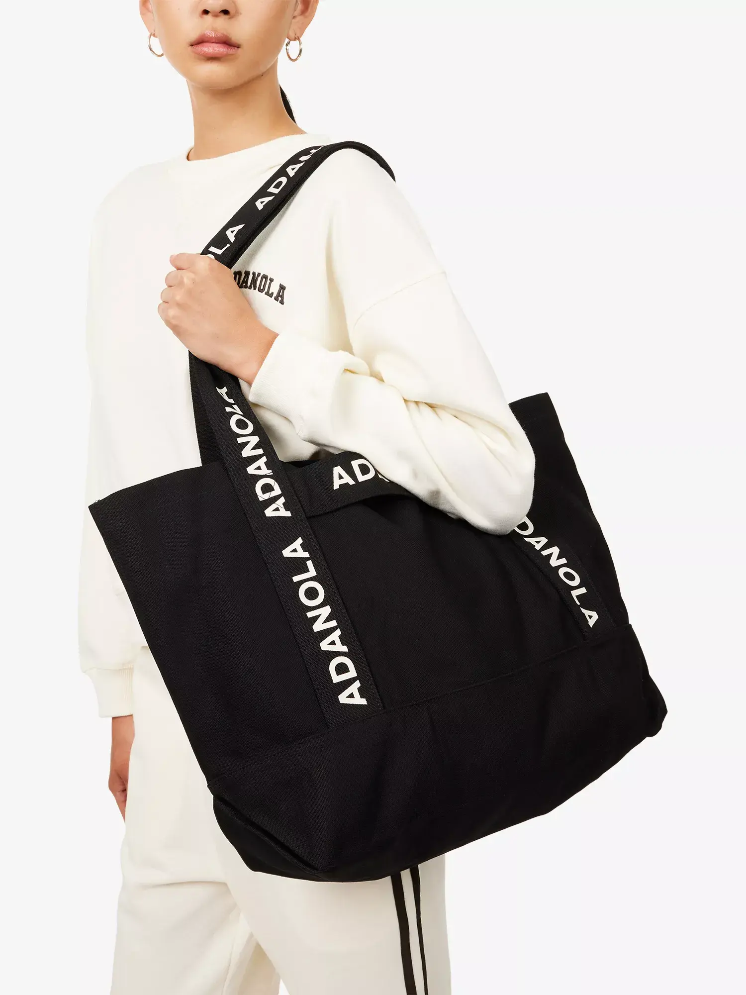 R04635234_BLACKCREAM_ALT02