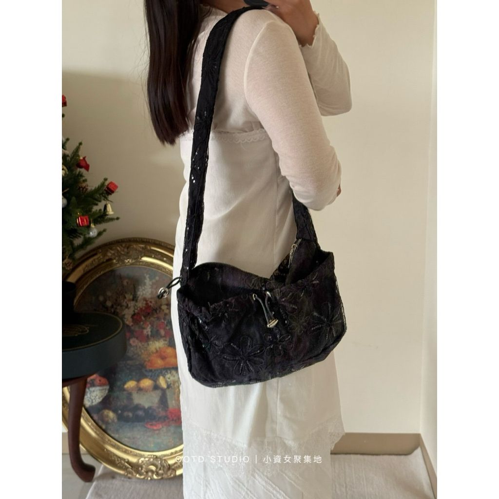 tw-11134207-820l5-mocko9q32pdt23