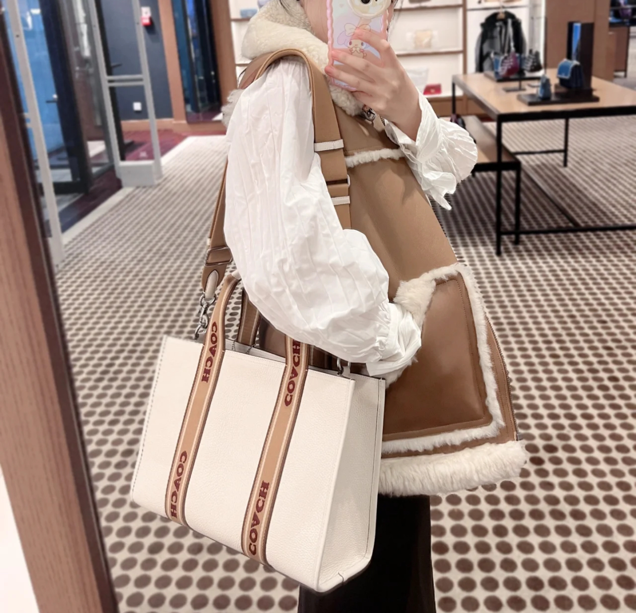 Exploring the Coach Smith Tote White: A Blend of Style and Functionality