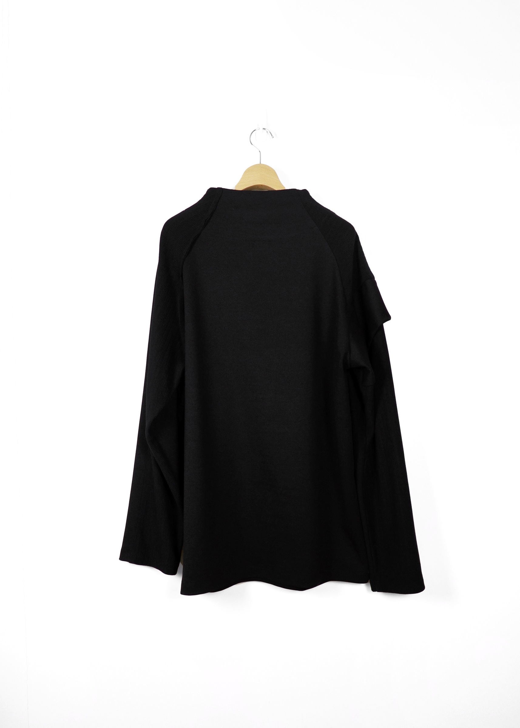 黑色褶皺上衣背面