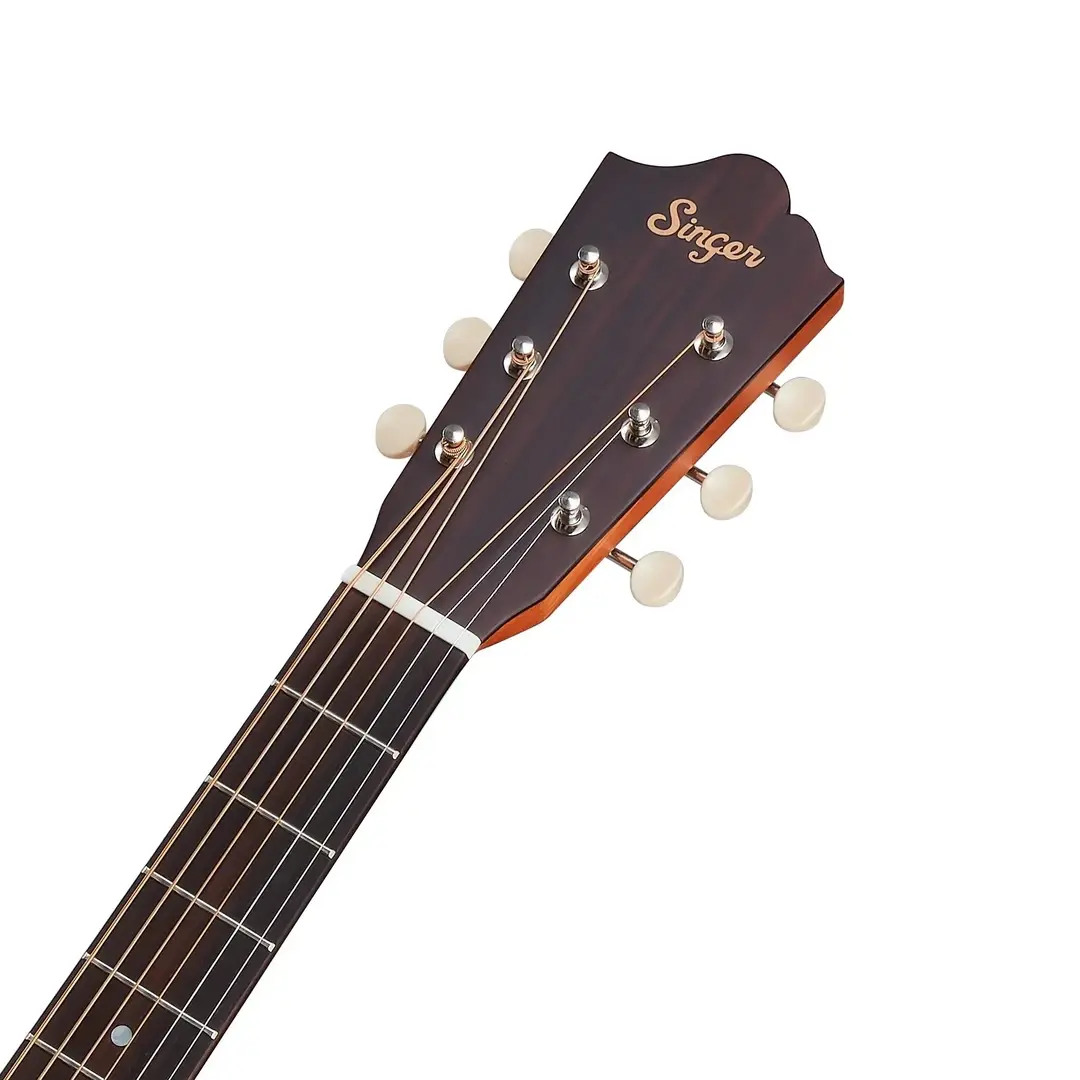 Singer GA01 原木色款琴頭特寫，搭配 Singer 品牌 LOGO