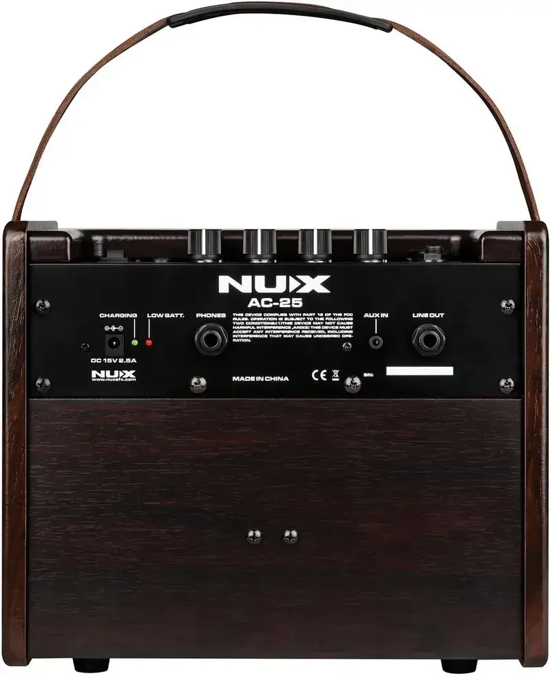 Nux AC25 背面連接埠特寫，可切換吉他與麥克風輸入