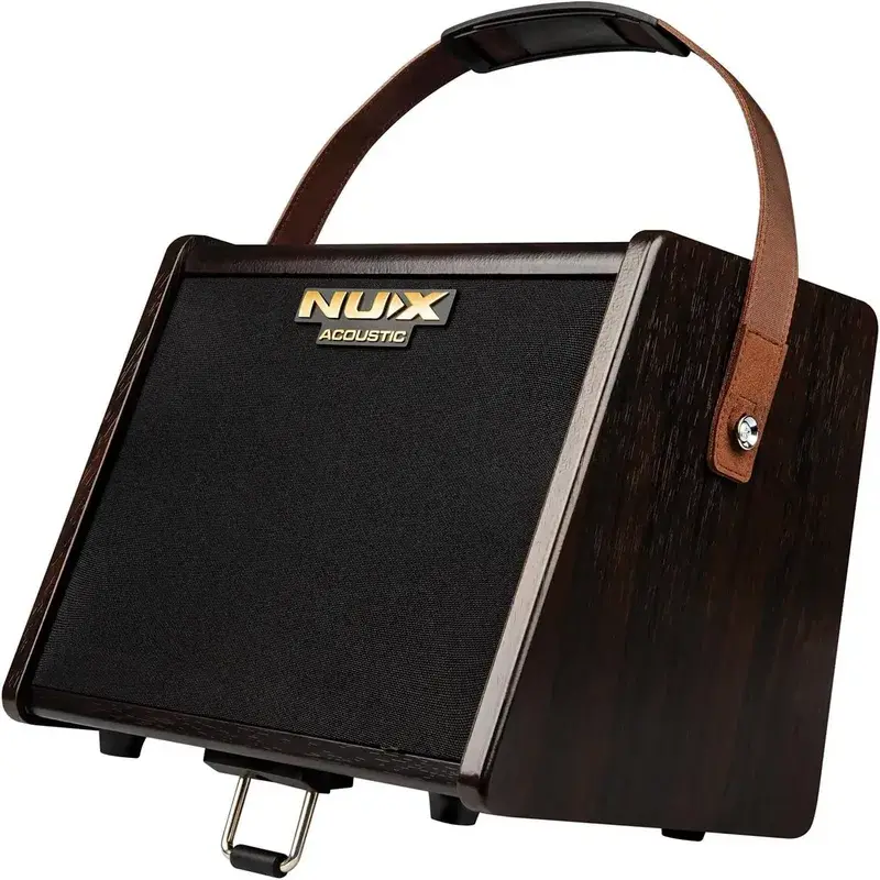 Nux AC25 音箱俯視側拍，展示底部支架設計