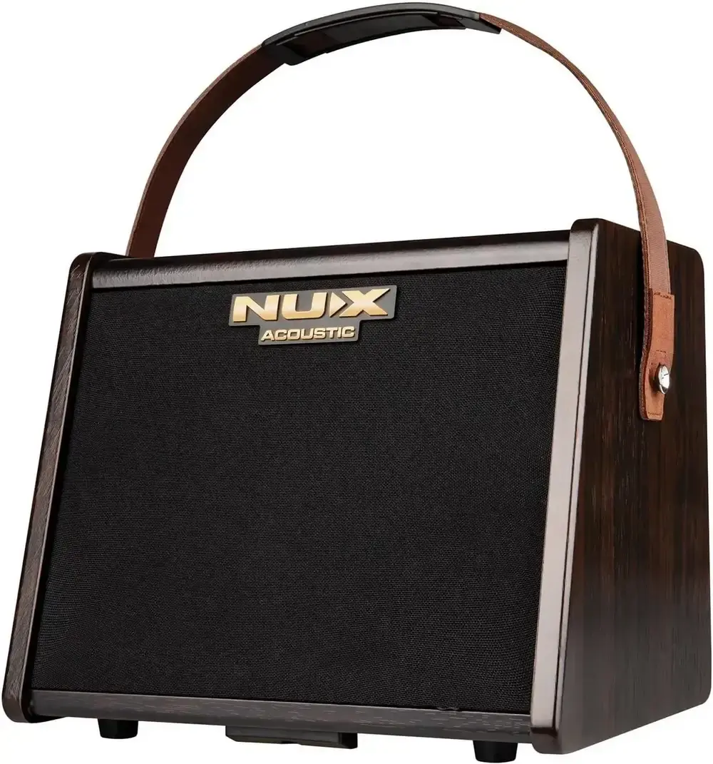 Nux AC25 木吉他音箱正面照，復古設計搭配皮革提把