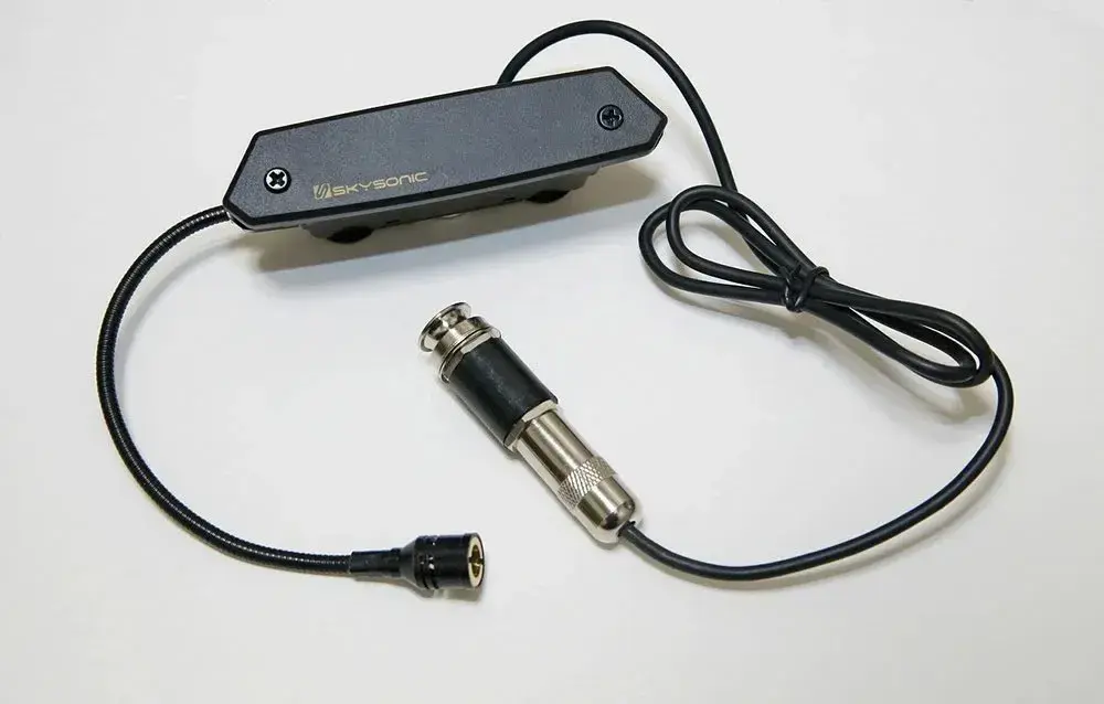 Skysonic 天音 T902 拾音器正面照，搭配標準插頭與連接線