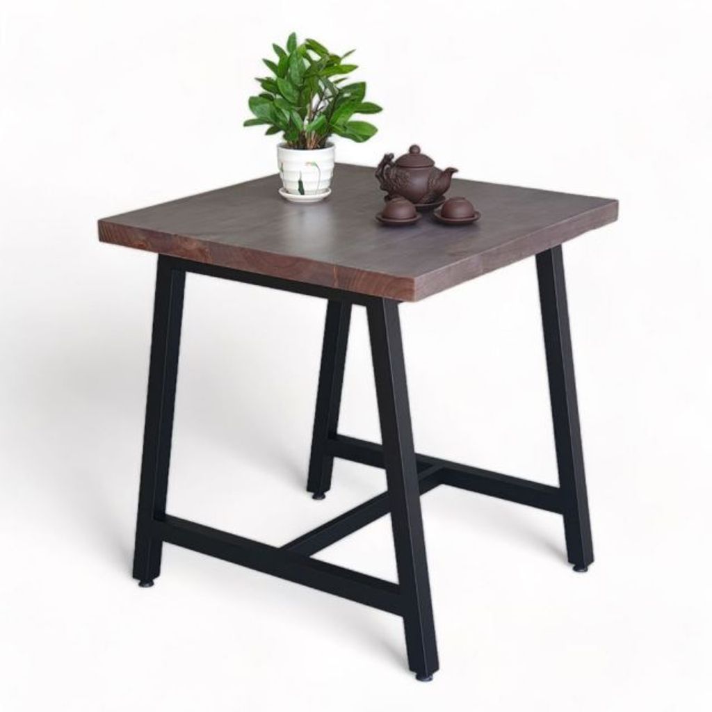 ban-cafe-chu-nhat-go-thong-chan-sat-1