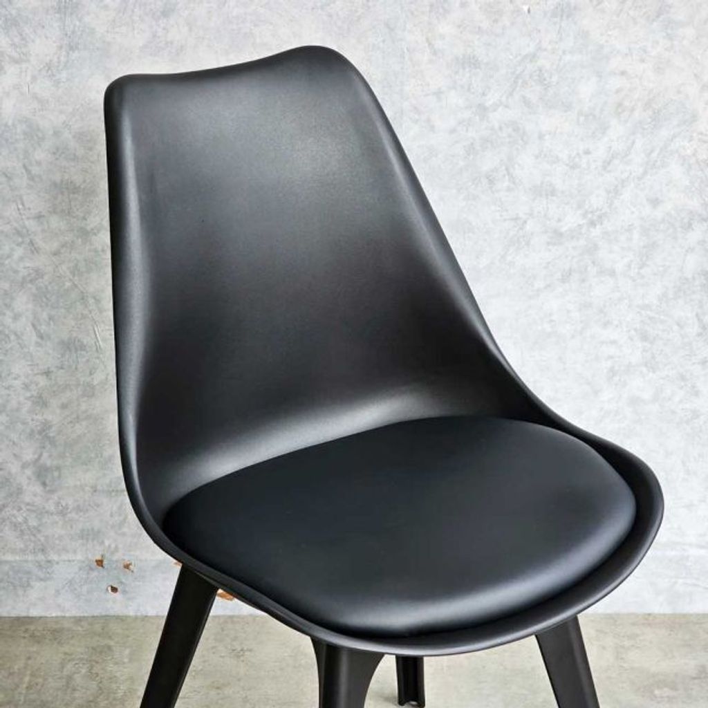 ghe-eames-nhua-co-lot-nem-4