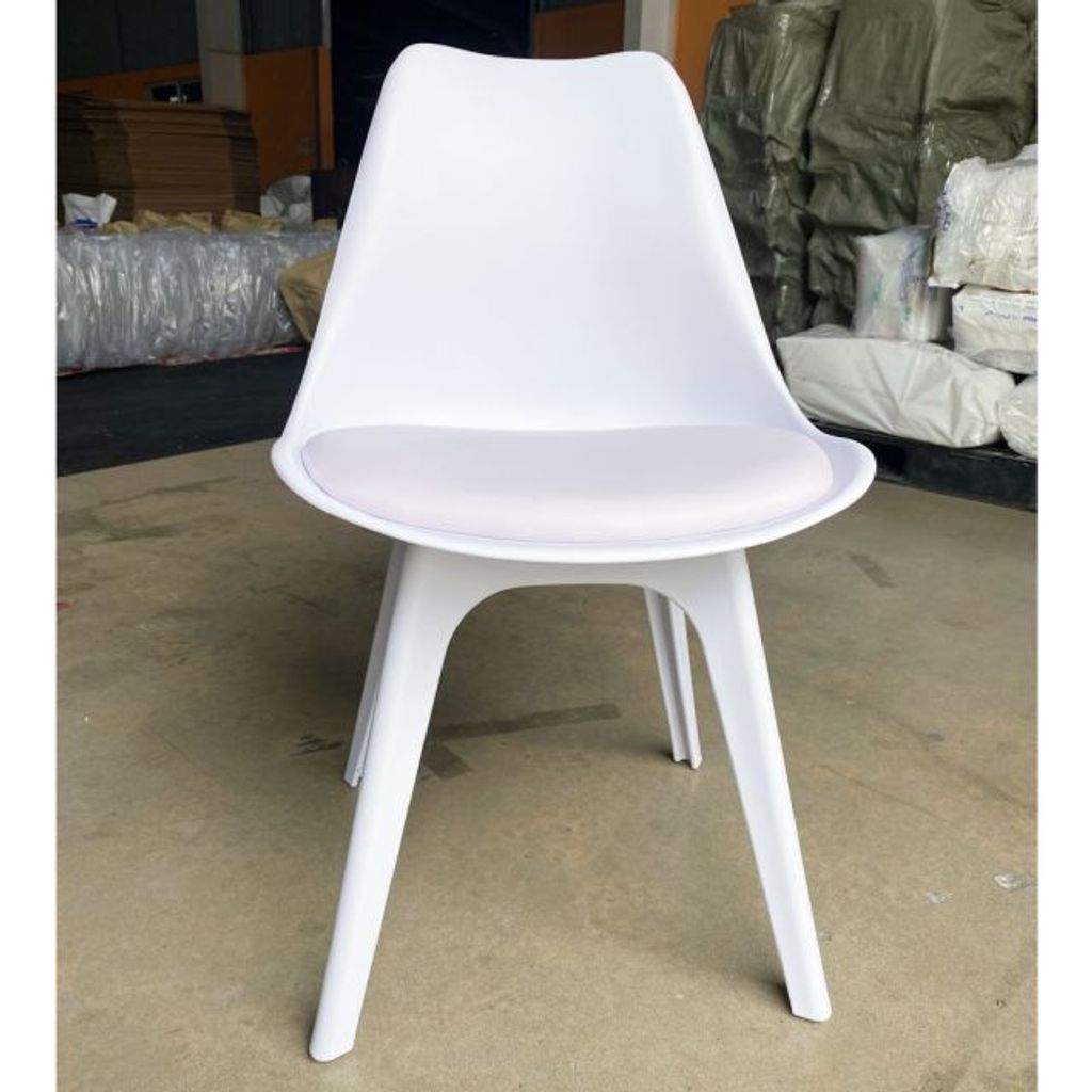 ghe-eames-nhua-co-lot-nem-11