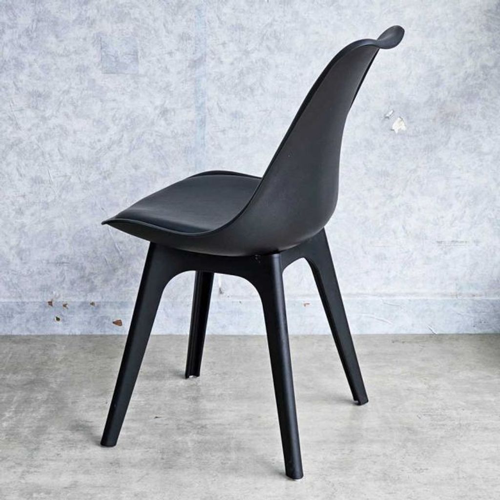 ghe-eames-nhua-co-lot-nem-8