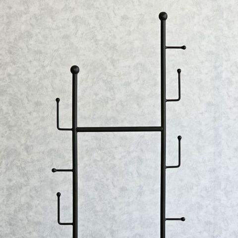 gia-treo-quan-ao-khung-sat-de-mat-da-4