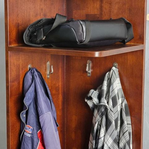 ke-treo-quan-goc-tuong-ao-go-cao-su-6