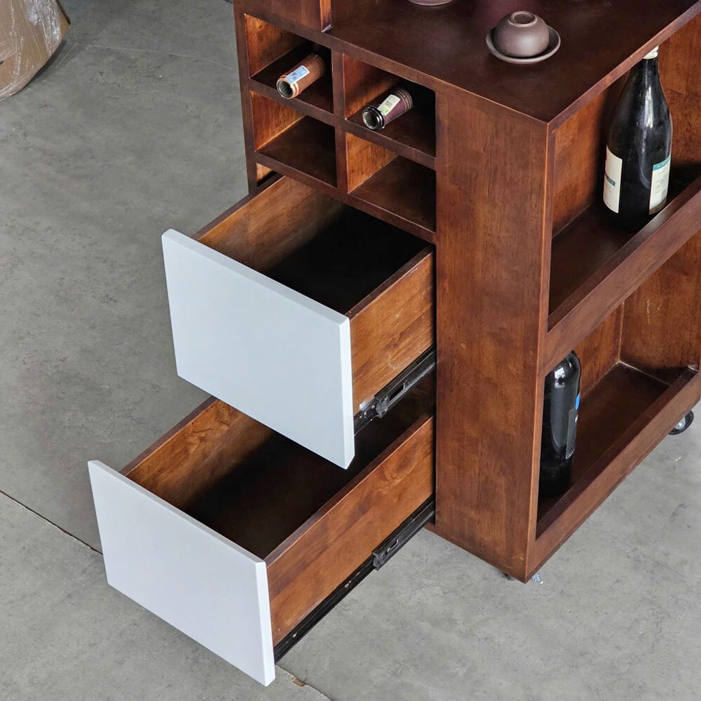 tu-ke-ruou-goc-tuong-go-cao-su-co-banh-xe-di-dong-7