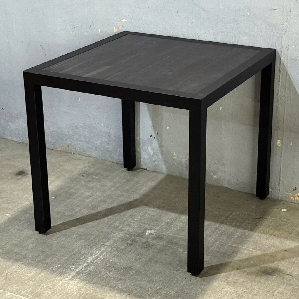 ban-an-vuong-chan-sat-go-tram-2