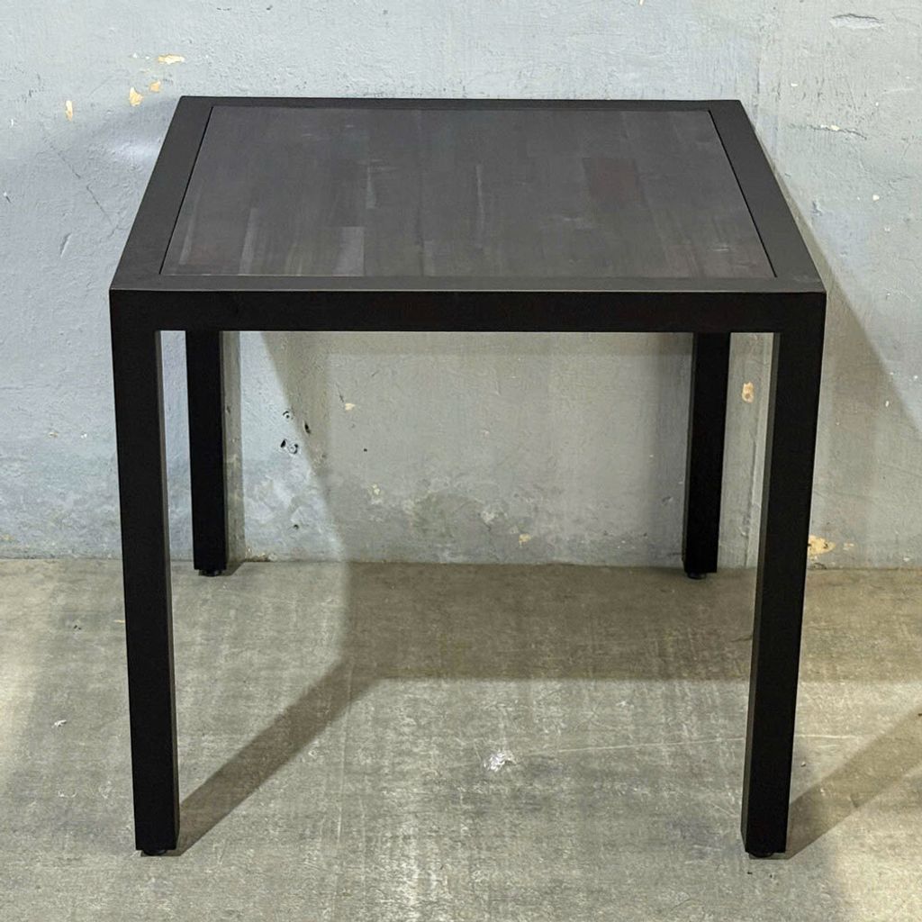 ban-an-vuong-chan-sat-go-tram-3