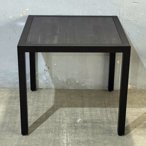 ban-an-vuong-chan-sat-go-tram-3