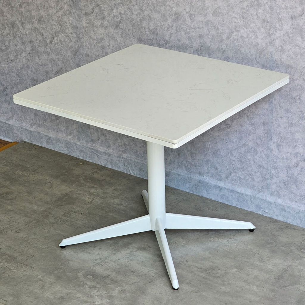 ban-an-vuong-mat-da-chan-sat-